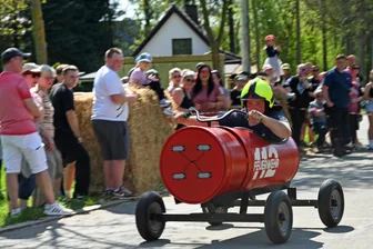 Kleinhartmannsdorf: Seifenkisten erobern die Dorfstraße, Hula-Hoop-Mädchen den Fußballplatz - Seifenkistenrennen Kleinhartmannsdorf: Feuerwehrmann Tom Seidel holt Schwung.