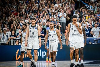 Kleinigkeiten oder doch das große Ganze? Warum die Niners Chemnitz vor dem sehr frühen Aus in den Playoffs stehen - Im Hintergrund wird gejubelt, im Vordergrund sind die Spieler der Niners frustriert. Können sie sich noch einmal so motivieren, dass es für einen Sieg am Sonntag reicht?