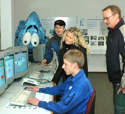 Kleinkläranlagen interessieren - 
              <p class="artikelinhalt">Besucher zum Tag der offenen Tür in der Kläranlage Rodewisch schauten auch in die Schaltwarte, wo Hannes Scharschmidt Störungen überwacht. </p>
            