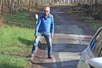 Kleinkrieg mit Behörden: Zwickauer hat mehr als 10.000 Euro für Rechtsstreit ausgegeben - Hans-Günter Hertel moniert die Straßenborde am Waldweg in Schneppendorf.