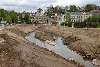 Kleinod entsteht am Seiferitzbach in Meerane: Von neuen Bänken ist bald der Blick auf eine kleine Insel möglich - Neu angelegt: Eine Insel im Seiferitzbach. Am linken Ufer ist eine Sitzgruppe mit vier Bänken vorgesehen.