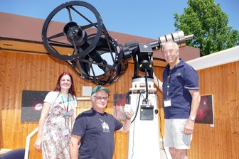 Kleinplaneten locken Astronomen aus vier Nationen ins Erzgebirge - Fachgruppenleiterin Carolin Liefke, André Knöfel und Joachim Lorenz (von links) sowie alle anderen Teilnehmer genossen die drei Tage in der Drebacher Sternwarte.