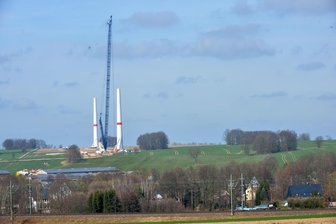 Kleinschirma: Mit den Windkraftanlagen wachsen Frust und Resignation - Die Rümpfe der beiden Windkraftanlagen bei Kleinschirma werden derzeit von einem riesigen Kran überragt.