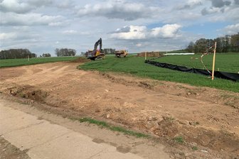 Kleinschirma: Umstrittenes Windkraftprojekt startet mit Ausnahmegenehmigung - Am Plattenweg zwischen Kleinschirma und Kleinwaltersdorf haben Erdarbeiten im Zusammenhang mit dem Bau von zwei Windkraftanlagen begonnen. Pfähle mit Flatterbändern wie der rechts im Bild sollen Feldlerchen vom Nisten abhalten.