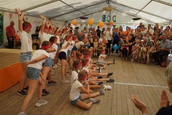 Kleinschirma und die Faszination des Apfels - Die Tanzgruppe der Grundschule Oberschöna gehörte zu den zahlreichen Akteuren, die die 800-Jahr-Feier von Kleinschirma zu einer gelungenen Veranstaltung gemacht haben. Die Jubiläumsfete zählte laut Veranstalter 800 bis 1000 Gäste.