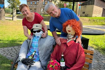 Kleinschirma verdoppelt seine „Einwohnerzahl“ - Andrea und Jürgen Stiller haben den Pyramidenplatz in Kleinschirma dekoriert. Das ganze Dorf schmückt sich für das Festwochenende anlässlich der urkundlichen Ersterwähnung des Ortes vor 800 Jahren, das am Freitagabend startet.