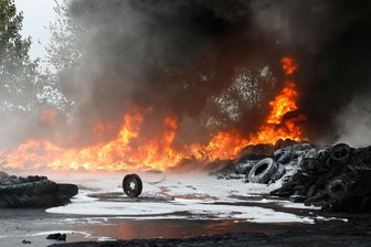 Kleinschlaisdorf: Altreifen in Flammen aufgegangen - Auf dem offenen Gelände einer Siloanlage in Kleinschlaisdorf sind in der Nacht auf Samstag unzählige Reifen in Flammen aufgegangen