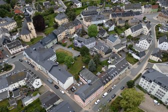 Kleinstadt im Erzgebirge erhält gut 700.000 Euro für Klimaschutz - Im Thumer Zentrum sollen der Bereich vor der Kirche (oben links) und das in der Bildmitte zu sehende Karree aus Wohnhäusern unter Klimaschutzgesichtspunkten umgestaltet werden.