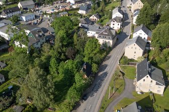 Kleinstadt im Erzgebirge nimmt lukratives Geschenk dankend an - Das inzwischen ziemlich zugewachsene Areal liegt direkt an der Straße der Freundschaft in Jahnsbach.