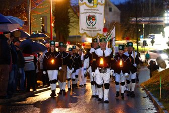 Kleinste Bergparade Westsachsens fällt noch kleiner aus - Aus der kleinen Bergparade wurde wetterbedingt ein kurzer Bergaufzug zum Schachtgelände an der Dresdner Straße.