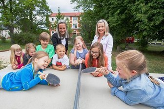 Kleinste Grundschule Plauens: Oberlosaer feiern 120. Jubiläum - Julia Pschierer (links) und Stephanie Grünberg mit einem Teil ihrer Schützlinge. 