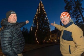 Kleinstes Dorf im Vogtland punktet mit XXL-Weihnachtsbaum: „Meine Fresse, ist das hoch“ - Er ist ihr ganzer Stolz: Mirko Fritzsche (links) und Marco Thoß haben den Albertsberger Weihnachtsbaum geschmückt.