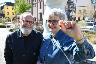 Kleinstes Porzellan der Welt verschwunden: So soll eine Kopie ins Erzgebirge kommen - Alexander Ochs mit Uli Aigner, die einen Prototyp in Händen hält.