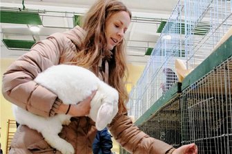 Kleintiermarkt in Waldkirchen mit Auflagen und Züchtertipps - Anja Schönfeld suchte neue Besitzer für ihre weißen Zwergwidder.