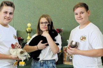 Kleintierschau letztmalig an traditioneller Stätte - Mit guten Ergebnissen wartete die Jugendgruppe des Jahnsbacher Kleintierzüchtervereins auf. Zu den jungen Züchtern gehören Albin Dittrich, Jule Dittrich und Kilian Harnisch (von links). 