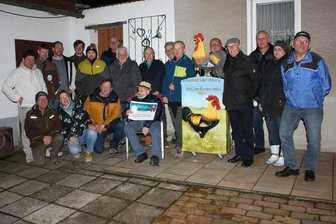 Kleintierzüchterverein Dänkritz/Lauterbach begeht Jubiläum - Mitglieder des Kleintierzüchtervereins Dänkritz/Lauterbach posieren bei ihrer Feier für ein Gruppenfoto. Der Verein begeht sein 100-jähriges Bestehen. r