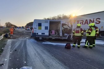 Kleintransporter fährt auf der A 4 bei Auerswalde in Leitplanke - In den frühen Morgenstunden fuhr der Kleintransporter in die Leitplanke.