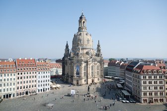 Kleintransporter fährt durch Fußgängerzone - Zeugen gesucht - Die Polizei ermittelt nach der Fahrt am Dresdener Neumarkt wegen Gefährdung des Straßenverkehrs. (Archivbild)