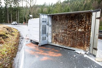 Kleintransporter kippt auf B 283 um - zwei Leichtverletzte - Ein Pritschenwagen ist am Montagmittag auf der B 283 umgekippt.