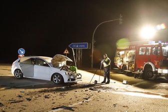 Kleintransporter kollidiert mit Audi - 