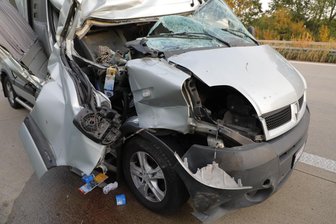 Kleintransporter kollidiert mit LKW - zwei Leichtverletzte -