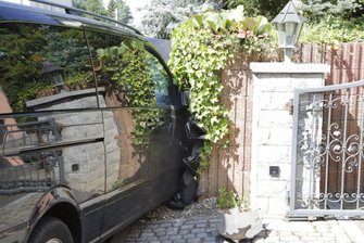 Der Mercedes krachte in eine Grundstücksmauer.