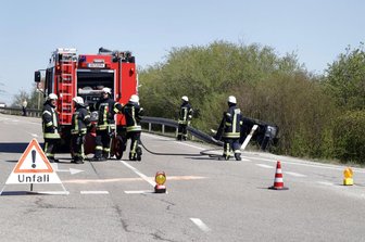 Kleintransporter landet nach Unfall auf dem Dach - Bei einem Unfall an der Anschlussstelle Chemnitz-Röhrsdorf bei Limbach-Oberfrohna ist am Freitagmittag eine Frau schwer verletzt worden.
