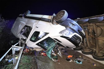 Kleintransporter überschlägt sich auf Autobahn A 14 bei Nossen - Ein rumänischer Kleintransporter Mercedes-Benz Sprinter überschlug sich auf der A 14.