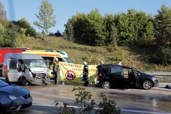 Kleintransporter übersieht Stauende auf A4 - Frau stirbt - Der zweite Unfall ereignete sich zwischen den Anschlusstellen Frankenberg und Chemnitz Ost.