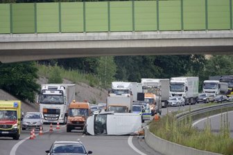 Der Transporter lag quer auf der Straße. Die Autobahn musste deshalb in Richtung Hof voll gesperrt werden.