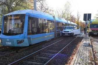 In Chemnitz sind ein Kleintransporter und eine Tram miteinander kollidiert.