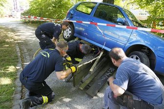 Kleinwagen bleibt auf Parkbank hängen -