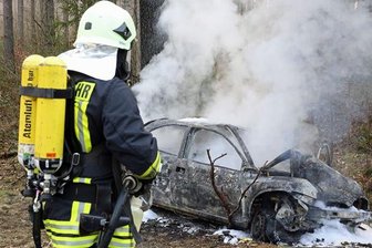 Kleinwagen brennt nach Frontalcrash völlig aus -