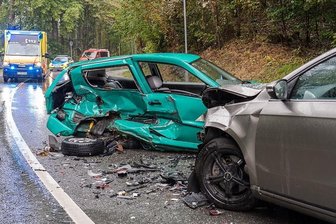 Kleinwagen kollidiert mit Kombi: Drei Verletzte - Bei einem Unfall im Neustädter Ortsteil Neudorf sind am Samstagnachmittag drei Menschen verletzt worden, einer davon schwer.