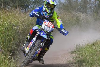 Kleinwaltersdorfer mit großen Zielen - Zu Beginn gleich die Kurve gekriegt: Lucien Weißwange aus Kleinwaltersdorf wurde beim ersten Lauf des Enduro-Jugend-Cups Ost in Schönebeck Zweiter der Klasse bis 125 ccm. Großes Ziel ist 2022 der erste Titel. 