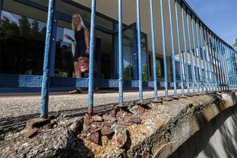 Kleist-Oberschule: Grünes Licht für Sanierungsstart - „Nicht zu stark ans Geländer lehnen!“ – diesen guten Rat bekommen Besucher der Kleist-Oberschule seit langem. Die aus den 1960er-Jahren stammende Haupteingangstreppe wird nun erneuert.