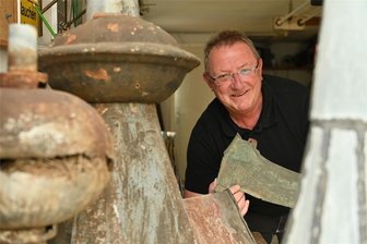 Klempnermeister aus Lunzenau: Warum er auf Schlösser und Kirchen steigt - Steffen Liche ist Klempnermeister in Lunzenau. In seiner Werkstatt finden sich auch einige alte Dachelemente, die für die Ersatzstücke als Vorlage dienten.