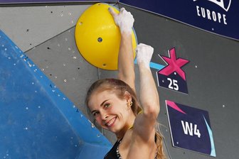 Kletter-EM: Fast alles im Griff - Dieses Lächeln verzauberte die Zuschauer auf dem Münchner Königsplatz ein ums andere Mal. Hannah Meul hat einen Boulder top geklettert. 