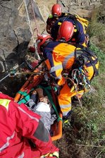 Kletterdrama im Erzgebirge: Wenn sich Minuten der Angst wie eine Ewigkeit anfühlen - Mit dem Smartphone dokumentierte der Freiberger die dramatische Rettungsaktion in Wolkenstein. Bis seine Frau ins Krankenhaus geflogen werden konnte, verging mehr als eine Stunde.