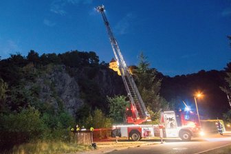Kletterer stürzt in Wolkenstein ab - Die Einsatzkräfte leuchten mit einer Drehleiter die Kletterwand aus. 