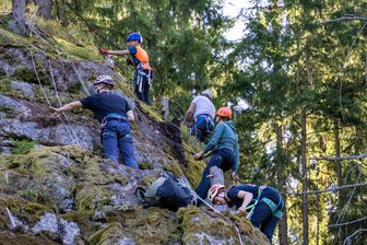 Kletterfelsen im Erzgebirge: Wer vor dem Vergnügen die Drecksarbeit macht - Hoch oben auf dem zwischen Wilzschhaus und Carlsfeld gelegenen Felsen hat das Outdoorteam gearbeitet.