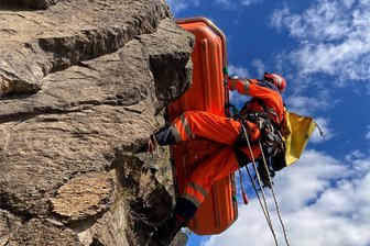 Kletterin stürzt in Wolkenstein: Wie Höhenretter den Einsatz erlebten - Lars Erler gehört zu den 23 Mitgliedern des Bergbau- und Höhenrettungszuges der Stadtfeuerwehr Annaberg-Buchholz. Der ausgebildete Höhenretter beruhigte am Montag die verletzte Kletterin bei der Bergung mittels Schleifkorbtrage.