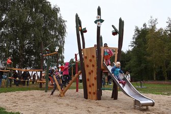 Kletterspaß mit Apfel: Neuer Spielplatz in Döhlen eingeweiht - Am Mittwoch wurde der neue Spielplatz am Sportplatz in Döhlen eingeweiht.
