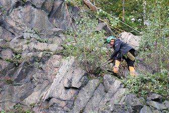 Kletterunfall am Totenstein in Schwarzenberg – Mann rutscht ab und verletzt sich - Ohne gut gesichert zu sein, würden die Männer einer Spezialfirma nie in eine Felswand gehen.