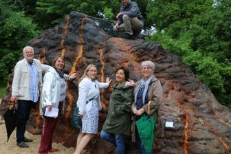 Klettervulkan ist Clou im neuen Höhlenpark - Der Klettervulkan auf dem Kinderspielplatz ist die Attraktion im neuen Höhlenpark. 