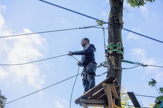 Kletterwald Pöhl feiert Neustart - Tüv-Prüfer Roland Zwickl hoch oben im Eichen-Parcours. Nach sieben Wochen Zwangspause startet der Kletterwald wieder durch.