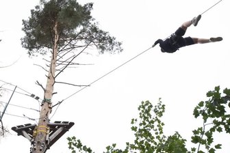 Kletterwald Pöhl schließt vorerst - Am Mittwoch haben die vorerst letzten Besucher den Kletterwald Pöhl nutzen können, jetzt ist Schluss. Nach Holzbruch bauen die Betreiber alles ab, prüfen die Bäume und legen neue Familien-Parcours an. 