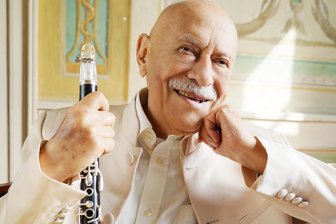 Klezmer-König Giora Feidman will Standort der früheren Synagoge in Plauen besuchen: „Es ist für mich wichtig, auch als Künstler und Jude, meine Präsenz dort zu zeigen“ - Giora Feidman, der King of Klezmer, tritt am 27. November in der Plauener Pauluskirche auf.