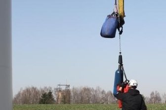 Klickendes Geräusch an Windrad in Lauterbach beseitigt - Monteur René Börner kurz bevor er mit dem Aufzug nach oben fuhr, um mit seinem Kollegen in 120 Metern Höhe die lose Manschette auf dem Rotorblatt wieder zu befestigen.