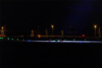 Klimaaktivisten blockieren Flughafen Leipzig/Halle - Fünf Klimaaktivisten haben sich in der Nacht zu Donnerstag nach Angaben der „Letzten Generation“ auf dem Rollfeld des Flughafens Leipzig/ Halle festgeklebt, um den Frachtflugverkehr zu blockieren.